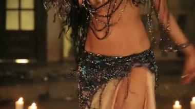Bellydancer mumlarla ve giysileri
