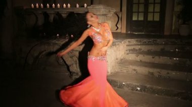 Kırmızı elbiseli mumlarıyla Bellydancer