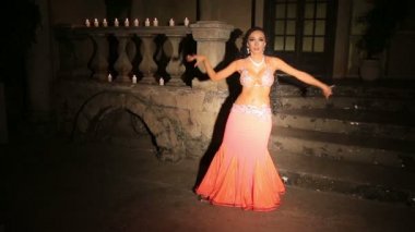 Kırmızı elbiseli mumlarıyla Bellydancer