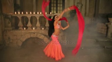 Kırmızı elbiseli mumlarıyla Bellydancer