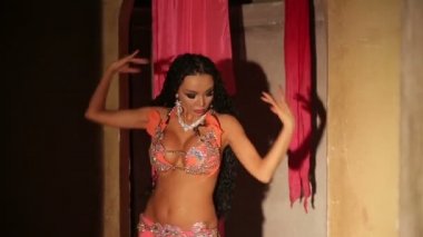Kırmızı elbiseli Bellydancer