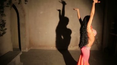 Gölge ile Kırmızı elbiseli Bellydancer