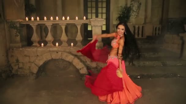 Kırmızı elbiseli mumlarıyla Bellydancer — Stok video