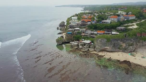 Vista aérea de la playa y la costa — Vídeo de stock