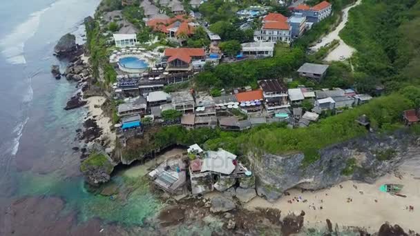 Vista aérea sobre a praia e costa e hotéis — Vídeo de Stock