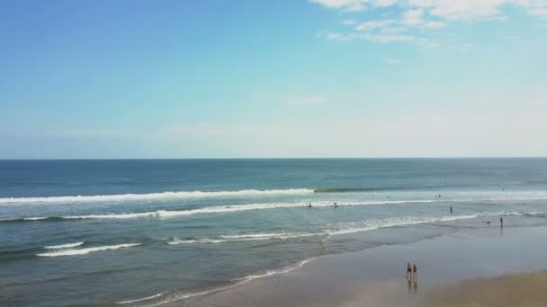 Havadan görünümü sahilde. Bali. Okyanus — Stok video