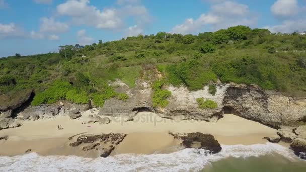 Vista aérea na praia e costa — Vídeo de Stock