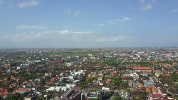 Вид с воздуха на отели и здания на крыше — стоковое видео