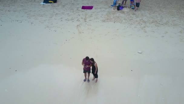 Garçon et fille sur la plage océan. Vue aérienne. Bali 