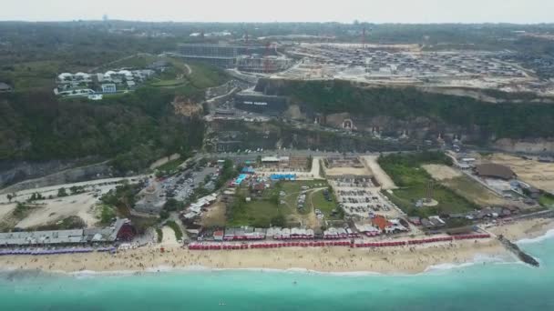 Вид с воздуха на пляж и побережье — стоковое видео