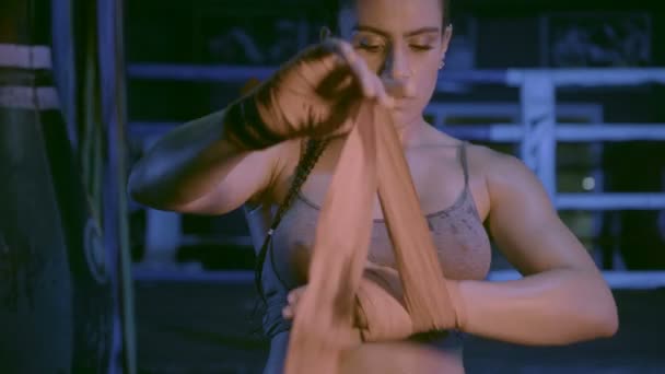 Брюнетка сильный фитнес-женщина в тренажерном зале — стоковое видео