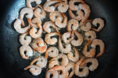 Restoranda mutfakta tavada karides pişirme