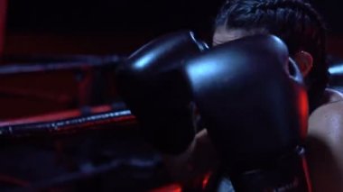 Esmer güçlü fitness salonunda kadın