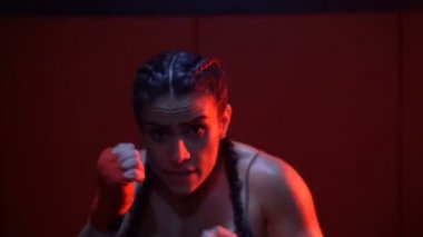 Esmer güçlü fitness salonunda kadın