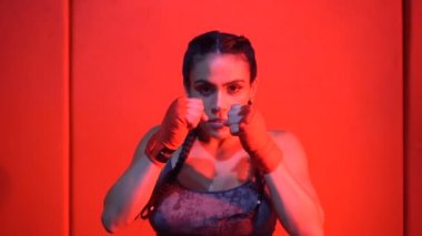 Esmer güçlü fitness salonunda kadın