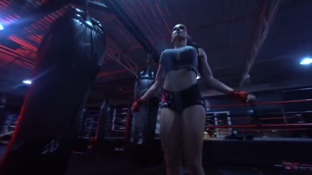 Bruneta puternic fitness femeie la the sala de gimnastică — Videoclip de stoc