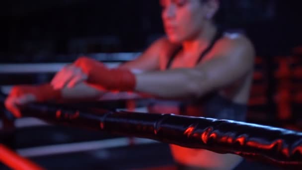 布鲁内特较强的健身女人在健身房 — 图库视频影像