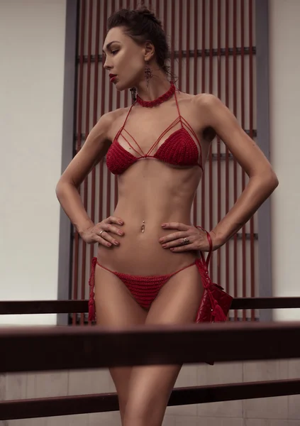Vacker brunett kvinna i virkad bikini — Stockfoto