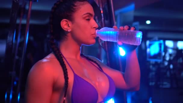 Esmer güçlü fitness salonunda kadın — Stok video