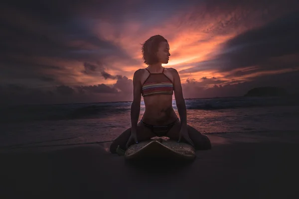 Hermosa mujer con tabla de surf amarilla en la playa durante el increíble atardecer —  Fotos de Stock