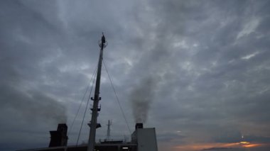 Cruise gemi duman yığınları kirliliği duman