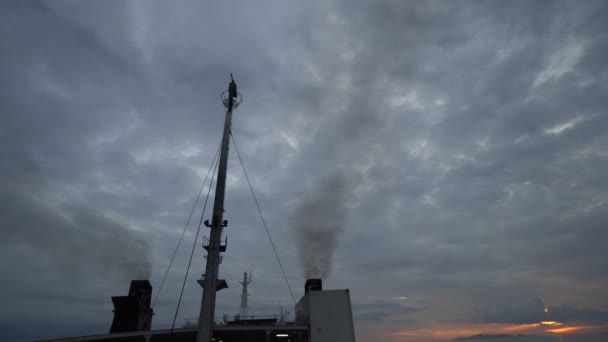 Bateau de croisière fumée empile pollution fumée — Video