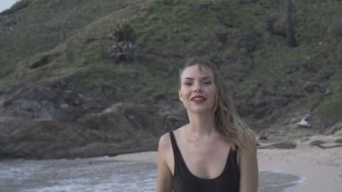 Siyah mayo plaj güzel kadın