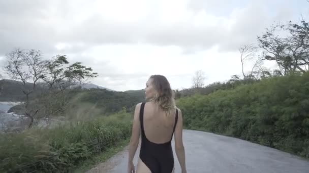 Mulher bonita andando em roupa de banho preta — Vídeo de Stock