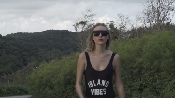 Siyah mayo yürüyen güzel kadın — Stok video