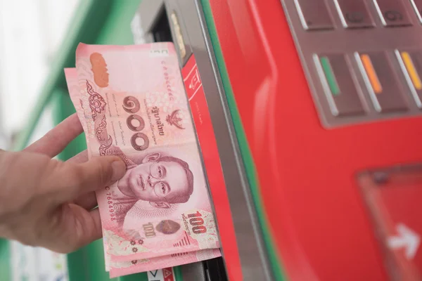 Closeup of woman's hand withdrawing cash from ATM — Stock Photo, Image