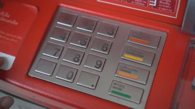 kadın basarak parolayı atm makine