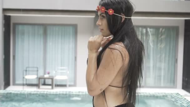 Mujer morena sexy en traje de baño de ganchillo junto a la piscina — Vídeos de Stock