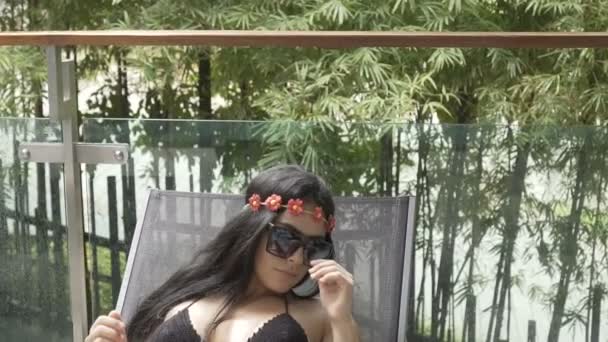 プールでかぎ針編みの水着でセクシーなブルネットの女性 — ストック動画