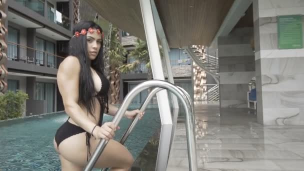 Sexy brünette Frau im Häkelbadeanzug am Pool — Stockvideo