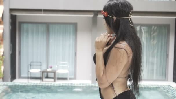 Sexig brunett kvinna i virka baddräkt vid poolen — Stockvideo