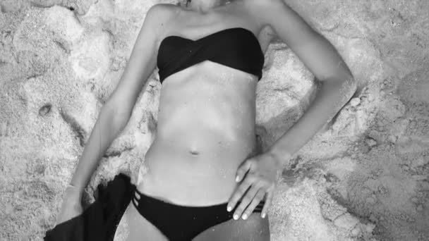 Mulher sensual na praia coberto de tecido puro — Vídeo de Stock