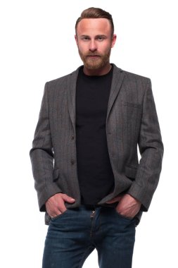 Genç yakışıklı adam beyaz stüdyo arka plan üzerinde