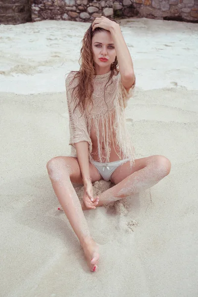 Vacker blond kvinna på stranden — Stockfoto