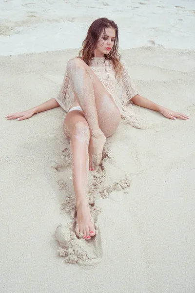 Mooie blonde vrouw op het strand — Stockfoto