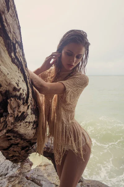 Mulher loira bonita na praia — Fotografia de Stock