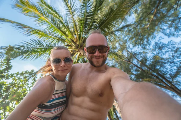 Portret szczęśliwa para w słoneczny letni dzień — Zdjęcie stockowe