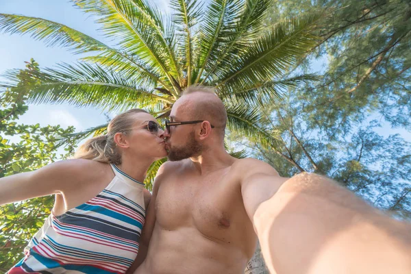Portret szczęśliwa para w słoneczny letni dzień — Zdjęcie stockowe