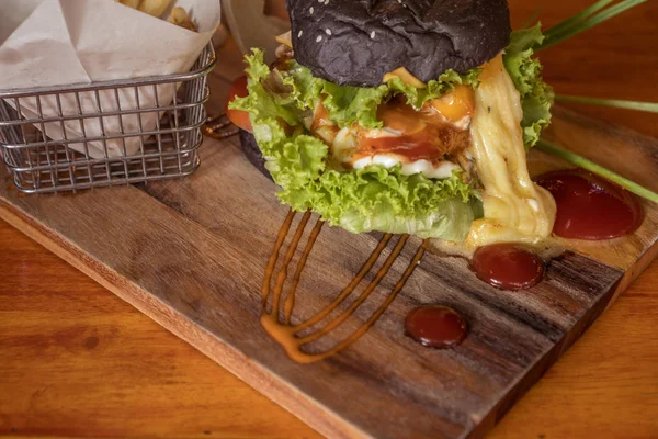 Černý burger s hranolky — Stock fotografie