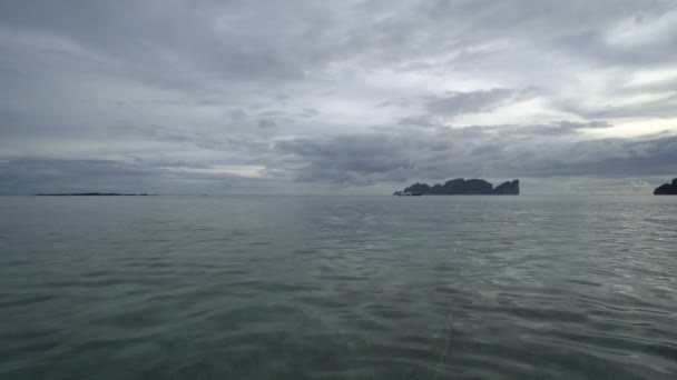 Vue de la belle île de Koh Phi Phi depuis Phi Phi — Video