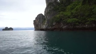 Tayland 'daki tropik adalara tekne gezisi.