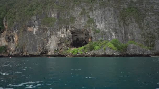 Wikingerhöhle von Boot aus beschossen — Stockvideo