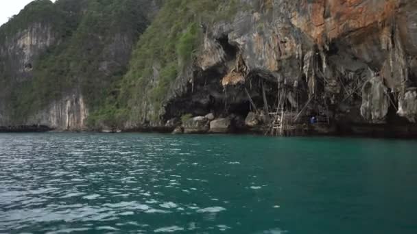 Cueva vikinga disparada desde el barco — Vídeo de stock