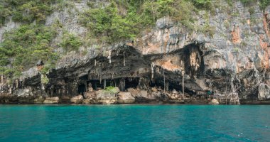 Tayland 'daki tropik adalara tekne gezisi.