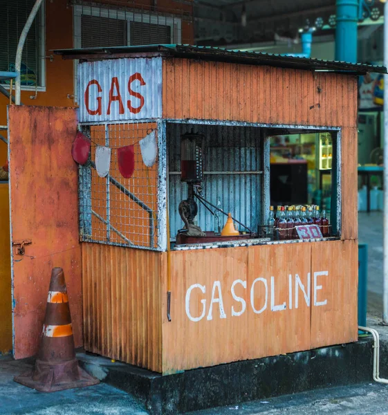 Cabine met wasbenzine in glazen flessen — Stockfoto