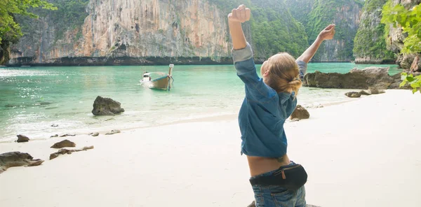 Kadın turist yaz güzel tropik adada zevk — Stok fotoğraf